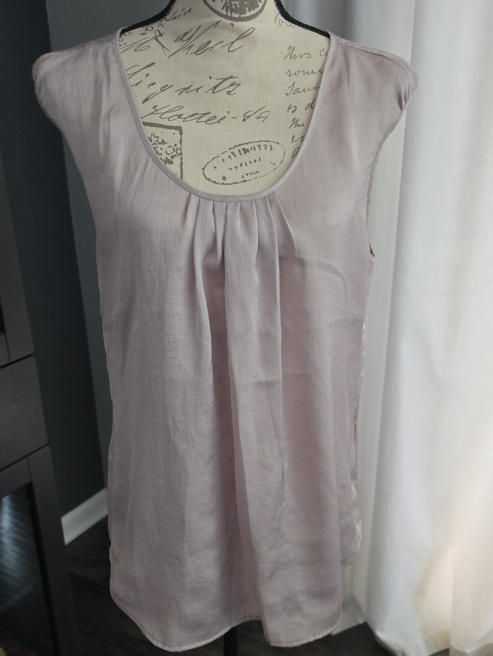 GAP Sleeveless Scoop Neck Blouse in Champagne